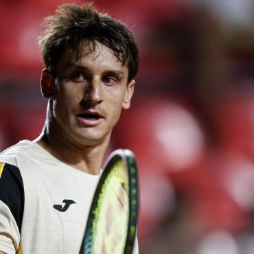 Imagen de Ugo Carabelli, implacable en el inicio de la defensa del título en el Quini 6 Rosario Challenger